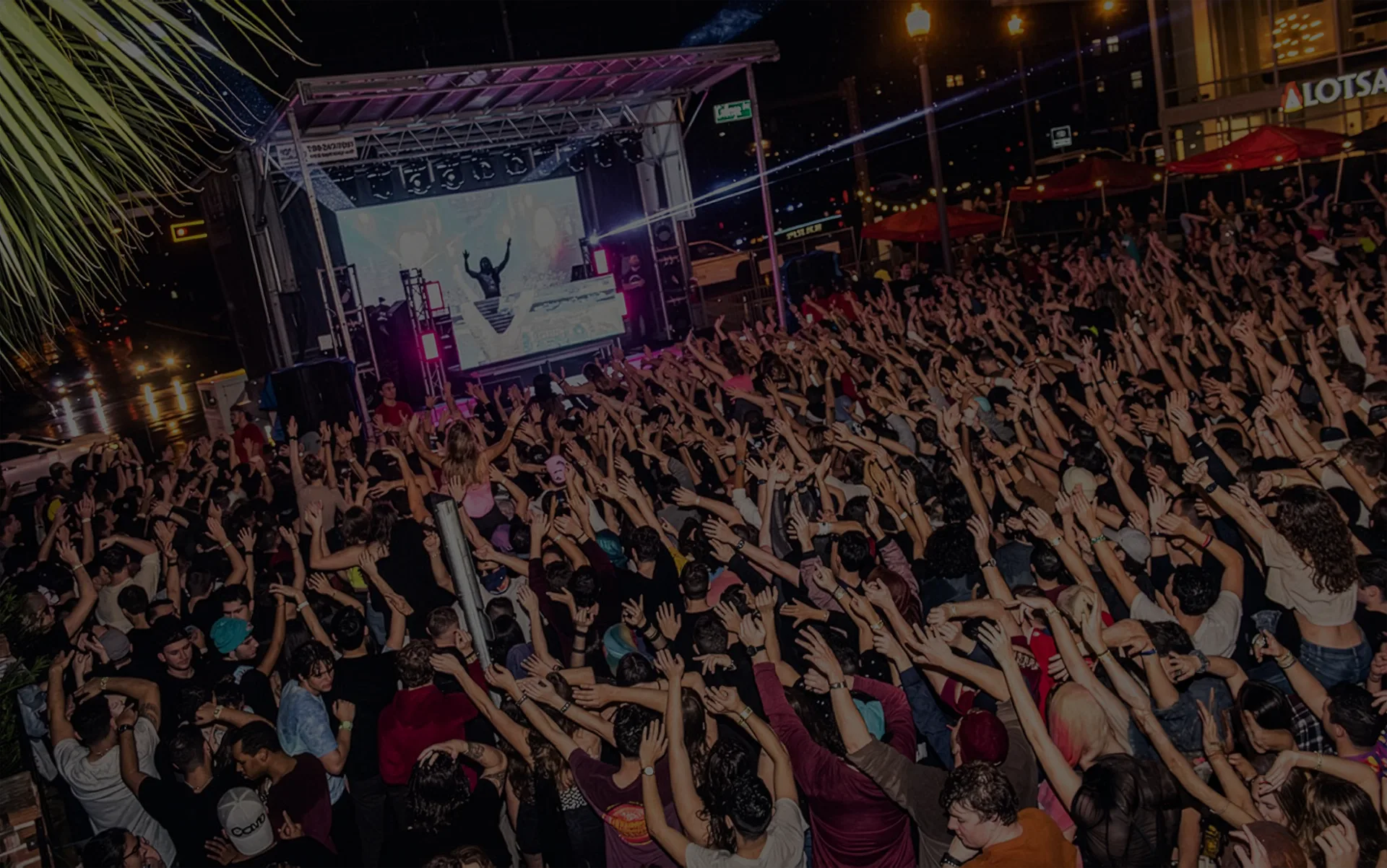 Público de BASSBOSS en un evento al aire libre